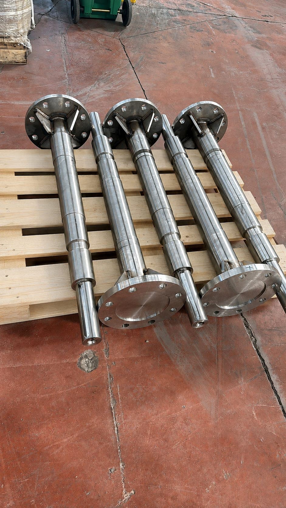 Machined crystallizer shafts with flanged ends on a pallet
