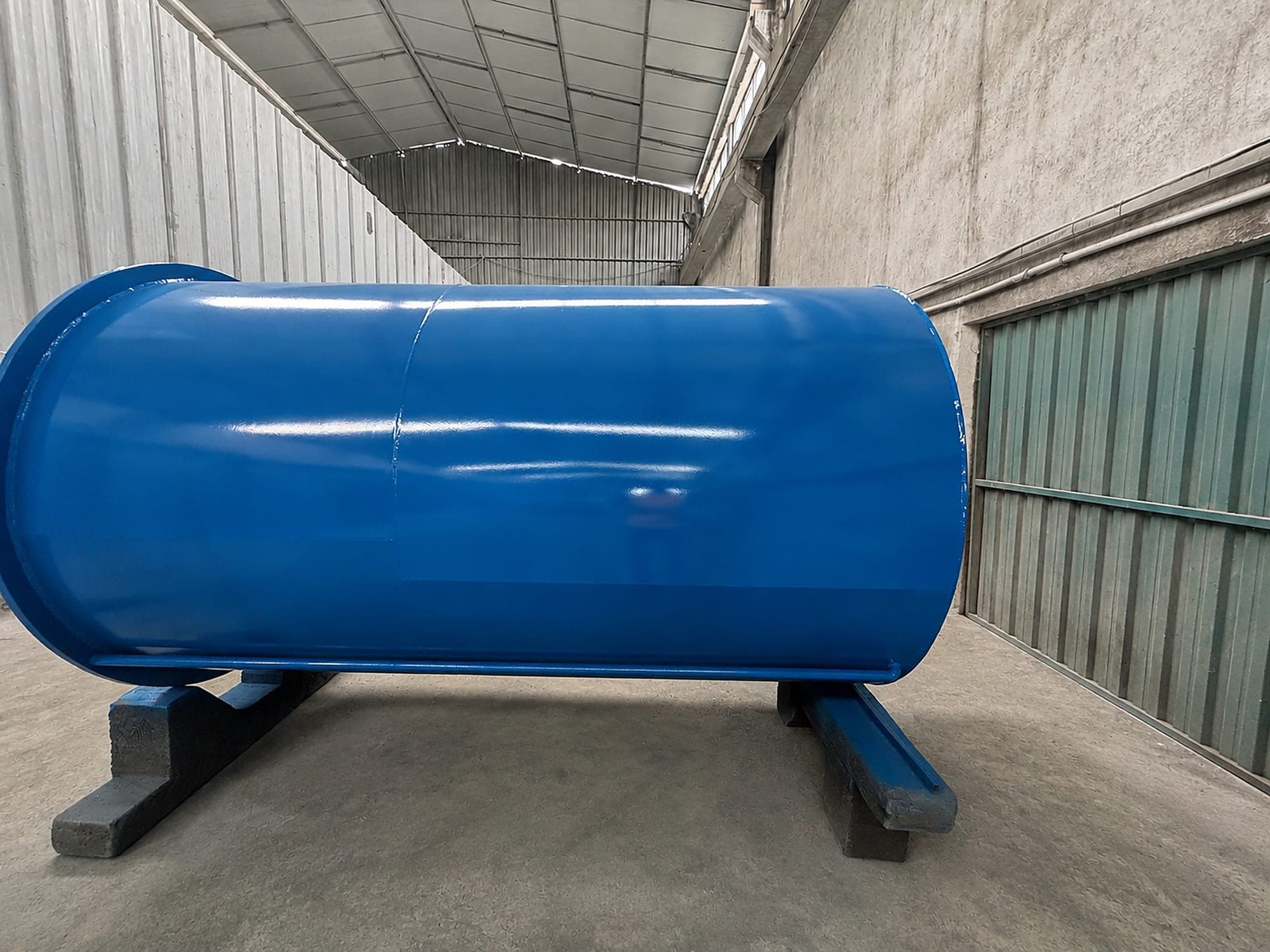 Coated horizontal pressure vessel mounted on saddle supports
